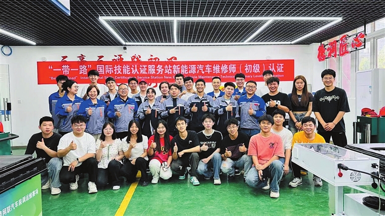 重慶城市職業(yè)學(xué)院 以“職教出海”為引擎，驅(qū)動(dòng)“渝車出海”網(wǎng)絡(luò)技術(shù)服務(wù)新航程